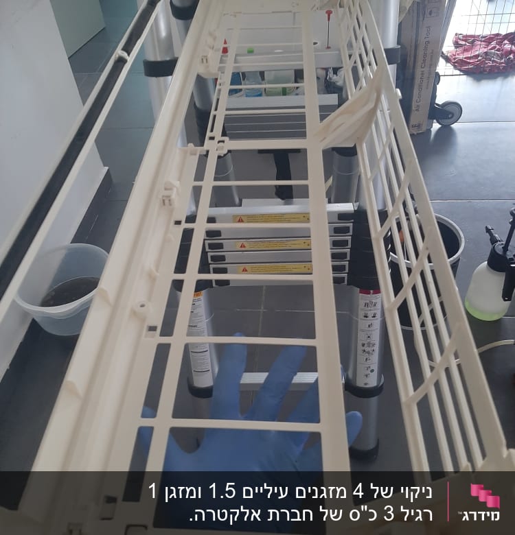 חלק פנימי של מזגן עם יד בכפפה כחולה